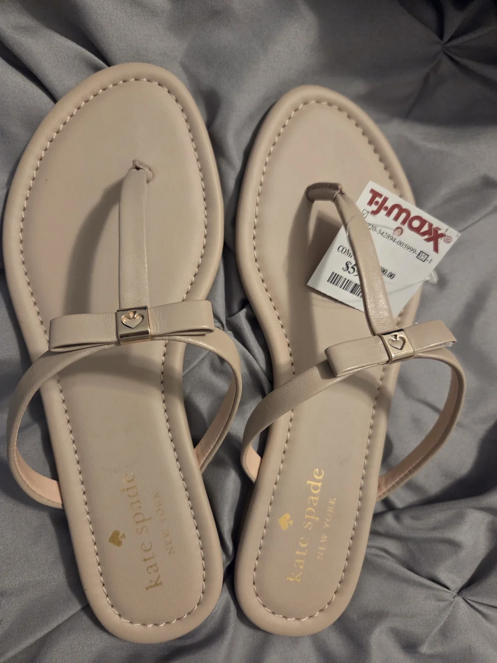 NWT- kate spade Pinkish Cream Leather Thong Sandals With Bow Accent Size: 7